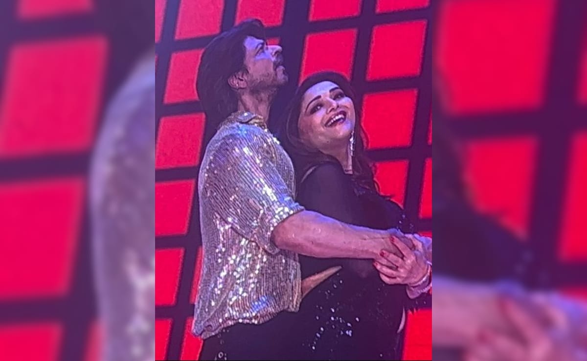 Shah Rukh Khan And Madhuri Dixit Re-Create Dil To Pagal Hai Magic On Stage